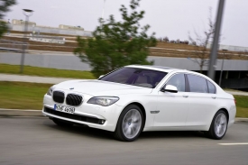 Dvanáctiválcové BMW řady 7 poskytne svým majitelům špičkový komfort, hladký chod motoru a současně zrychlení srovnatelné se sportovními automobily.