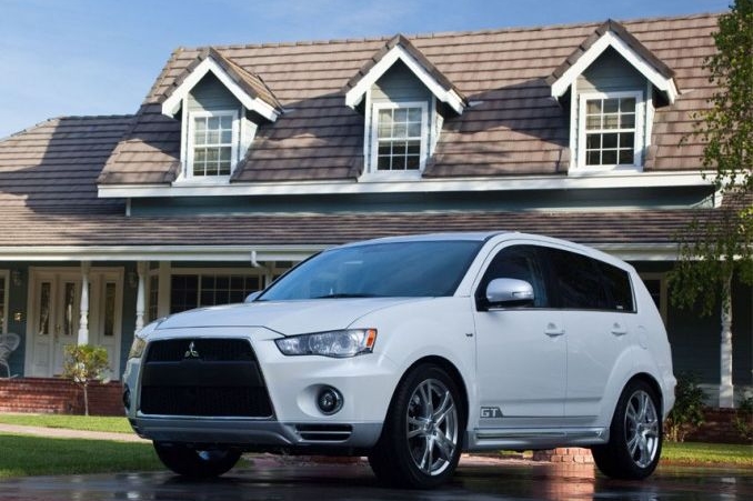 Mitsubishi Outlander po faceliftu dostane masku lanceru. Mitsubishi Outlander po faceliftu dostane masku lanceru.