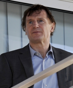 Liam Neeson na snímku z minulého týdne sleduje zápas Premier League.