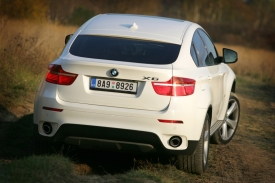 Splývavá střecha vypadá efektně, ale omezuje místo pro hlavy zadních pasažérů. Ti se do BMW X6 vejdou jen dva.