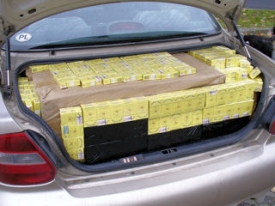 Zadržené auto s plným kufrem cigaret Jin Ling.