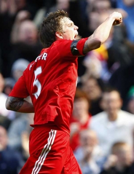 Daniel Agger oslavuje g&oacute;l v s&iacute;ti Blackburnu.