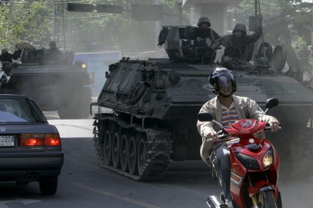 Protesty v Bangkoku sílí. Do ulic vyjely obrněné vozy.