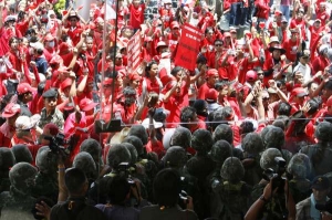Premiér Vedžadžíva uprchl před rozzuřenými demonstranty autem.