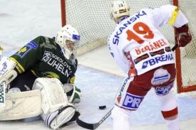 Josef Beránek překonává Mensatora a upravuje skóre na 3:0 pro Slavii.