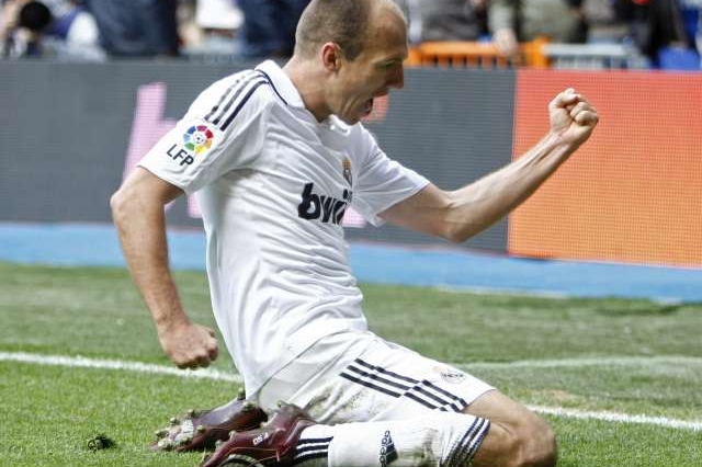 Arjen Robben slaví jednu z branek. Arjen Robben slaví jednu z branek.