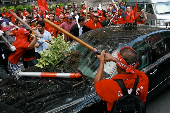 Demonstranti napadají vládní vozidla.