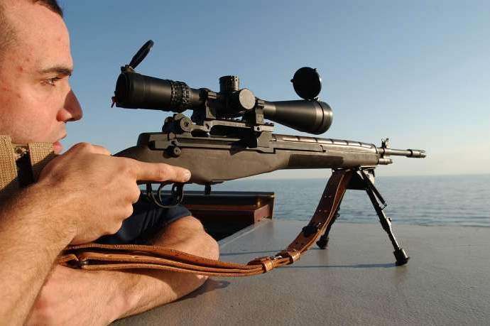 Výcvik sniperů na americké válečné lodi Mahan.