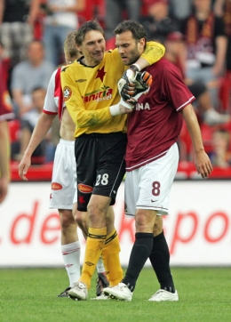 Tak se třeba potk&aacute;me v Lize mistrů. Patrik Berger a Martin Vaniak.