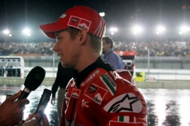 Casey Stoner odpovídá po závodu na dotazy novinářů.