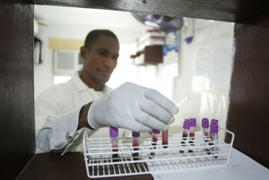 Krev nakažench. Někdo zemře dřívě, někdo později, někdo na HIV nezemře