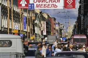 Lidé raději odcházejí do přelidněných měst, aby našli práci.