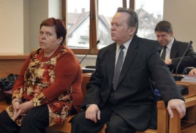 Manželé Rosnerovi jsou podezřelí z týrání svěřené osoby. Manželé Rosnerovi jsou podezřelí z týrání svěřené osoby.