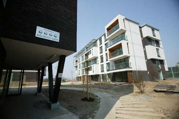 Rezidence měla být hotová už v říjnu 2007. Ještě dnes chybí 160 bytů.