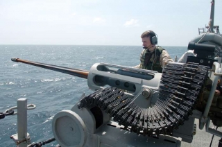 Americký raketový křižník Masson v Adenském zálivu.