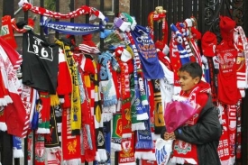 Fanoušci Liverpoolu obvěsili svůj stadion šálami jako vzpomínku na tre