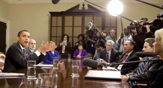 Zachránce Ameriky. Obama s ekonomickými experty v Bílém domě.