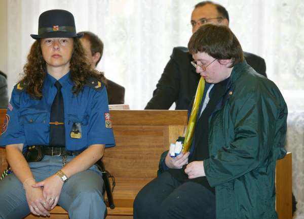 Škrlova dcera Barbora před soudem v případu týrání dětí v Kuřimi.