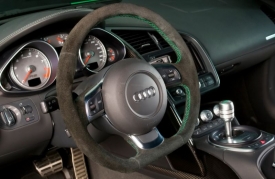 Semišový volant je dalším odkazem na Porsche GT3.