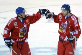 Jaromír Jágr (vpravo) a Petr Čajánek. Střelci obou českých gólů.