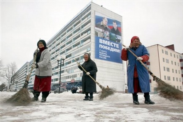 Ženy zametající ulice rekonstruovaného Grozného.