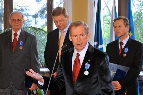 Bývalý prezident Václav Havel dostal Medaili Karla Kramáře.
