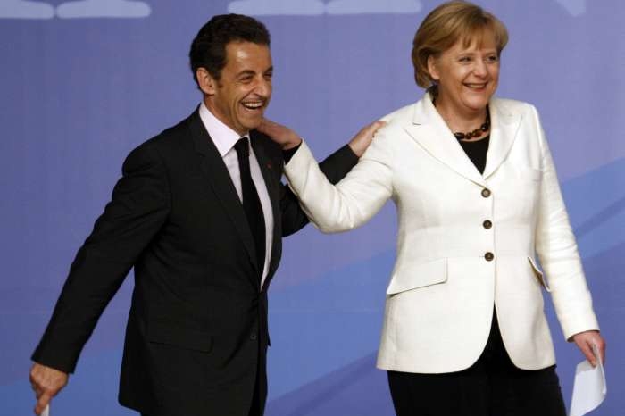 Falešné úsměvy? Sarkozy a Merkelová.