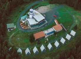 Leteck&yacute; pohled na rozhlednu na vrcholu Ple&scaron;ivce.