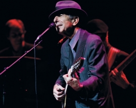 Kanadský písničkář Leonard Cohen, tentokrát ze záznamu.