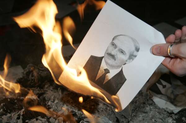 Opoziční demonstranti v Minsku pálí foto Lukašenka - 25. duben 09.