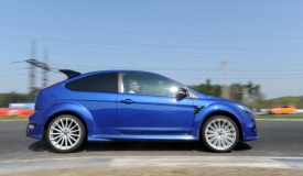 Focus RS se sv&yacute;mi velk&yacute;mi koly, vytažen&yacute;mi blatn&iacute;ky, velk&yacute;m zadn&iacute;m kř&iacute;dlem a spoustou průduchů vypad&aacute; možn&aacute; trochu jako z komixu, ale jede fantasticky.