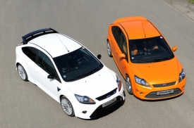 Ford přirovn&aacute;v&aacute; Focus ST k delf&iacute;nu a RS ke žraloku. Což je docela v&yacute;stižn&eacute;.
