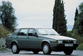 Alfa Romeo 75 byla klasickým sedanem, ovšem s líbivou klínovitou karoserií, prozrazující její sportovní ambice.