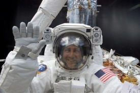 Mike Massimino během servisn&iacute; mise z roku 2002.