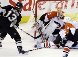 Bill Guerin (13) z t&yacute;mu Pittsburghu vstřelil soupeři hned dva g&oacute;ly.