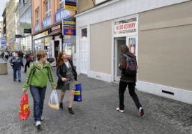 Výlohy jsou zabednění, lidé se však zatím do ulic bát nemusí.