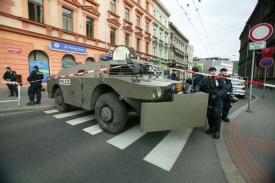 Policie prý neonacistům nedovolí odklonit se z ohlášené trasy.