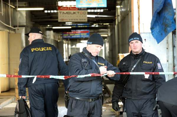 Spolu s inspektory zasahovala v tržnicích policie. Ilustrační foto.