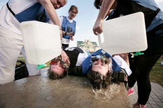 Aktivisté předváději před ambasádou USA v Londýně waterboarding.