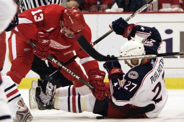 Detroitský útočník Pavel Datsyuk bojuje o puk s Manny Malhortou.