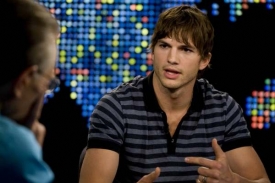 Herec Ashton Kutcher se může pyšnit titulem krále ve twitterování.