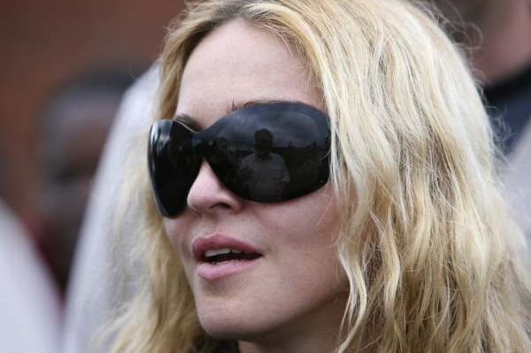 Madonna spadla z koně. Lehce se zranila