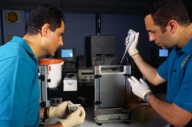 Vzorky DNA. Akademie FBI ve městě Quantico.
