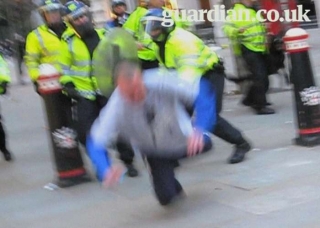 Sražen k zemi policistou. Za několik minut muž zemřel.