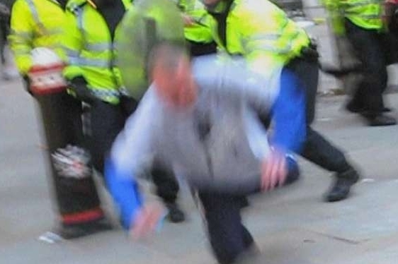 Sražen k zemi policistou. Za několik minut muž zemřel. 