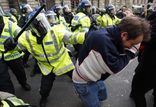 Srážky policistů s demonstranty, G-20. Z oken mávají bankéři penězi.