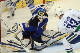 Henrik Sedin z Vancouveru v souboji s brankářem Chrisem Masonem.