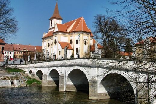 Most s kostelem.