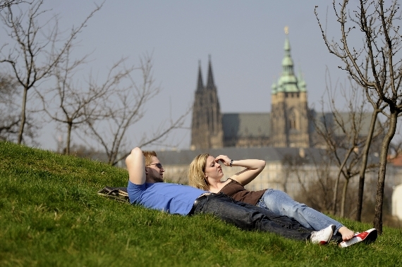 Kromě deštivého čtvrtka nás čeká slunečný týden. Kromě deštivého čtvrtka nás čeká slunečný týden.