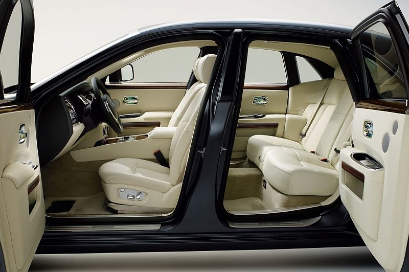 Dveře otevírané proti sobě jsou znakem současných limuzín Rolls-Royce.
